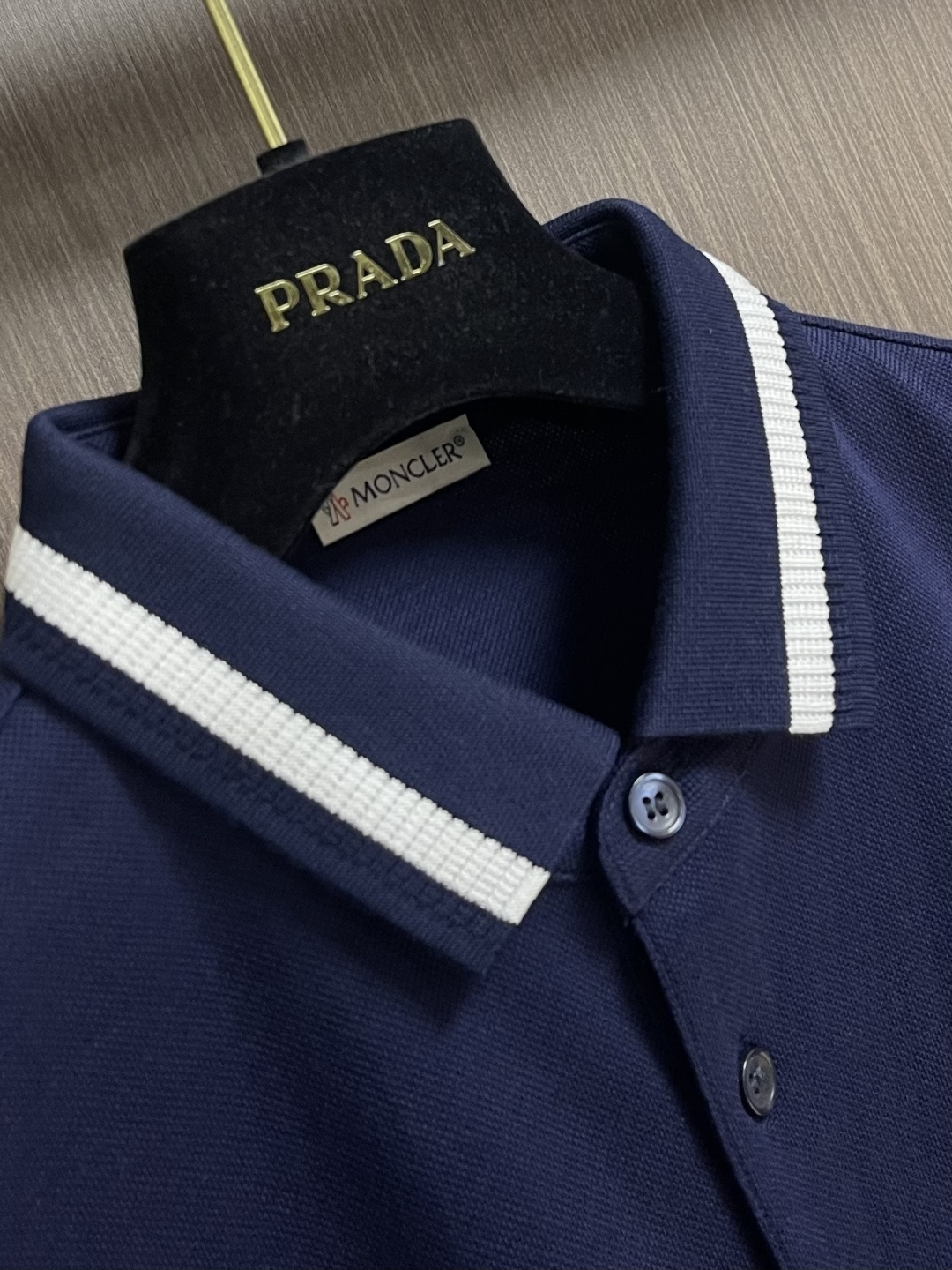 moncler 2026ss春夏新款短袖POLO！ 合体的剪裁 胸口饰以徽标点缀 让整体更具细节感 合体