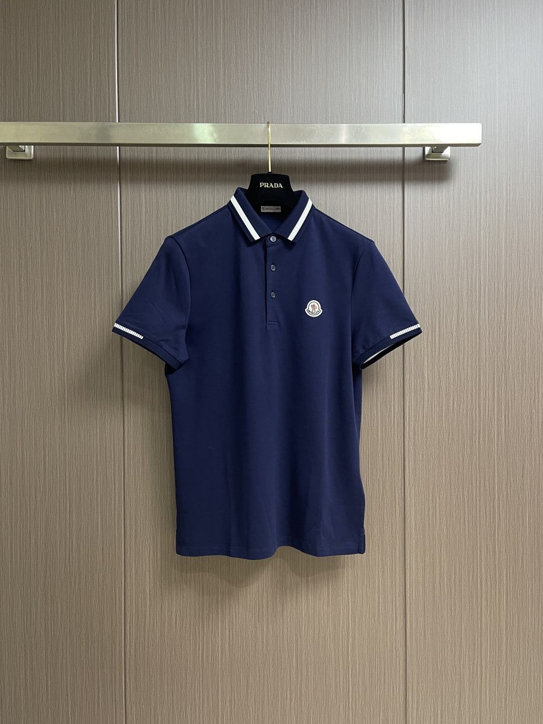 moncler 2026ss春夏新款短袖POLO！ 合体的剪裁 胸口饰以徽标点缀 让整体更具细节感 合体