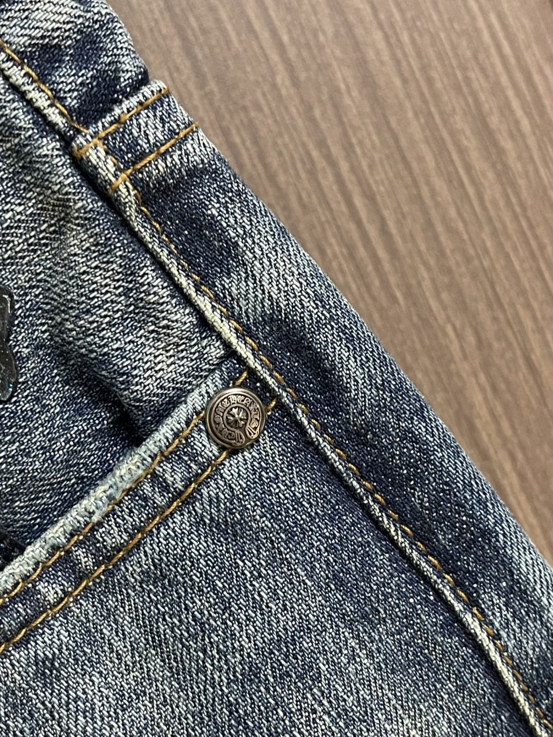 CH 克罗心 十字徽标做旧牛仔裤，定制十字纹原浆粗斜棉，用做旧海雾蓝诠释街头松弛感，以十字架为锚点，每一