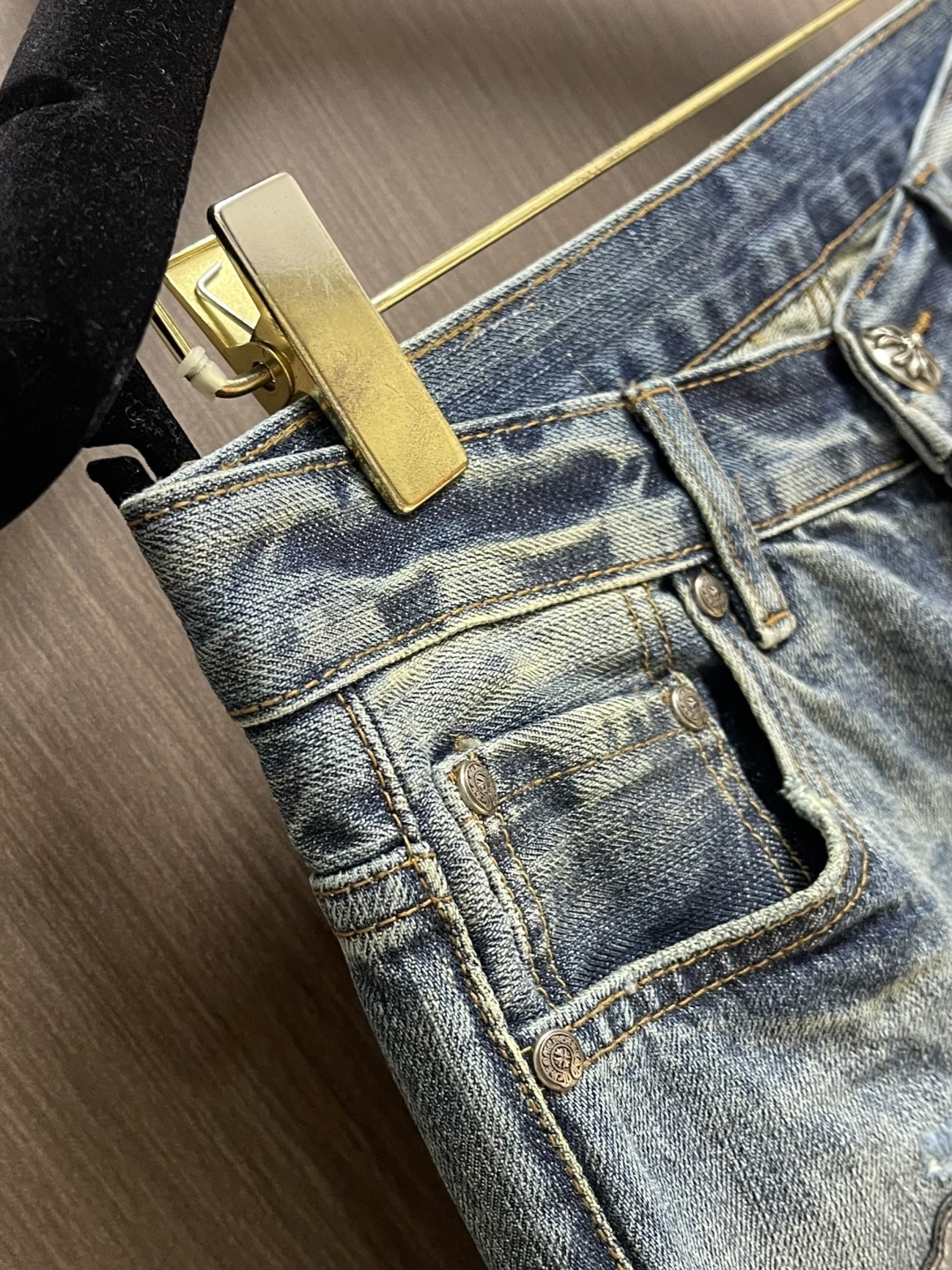 CH 克罗心 十字徽标做旧牛仔裤，定制十字纹原浆粗斜棉，用做旧海雾蓝诠释街头松弛感，以十字架为锚点，每一