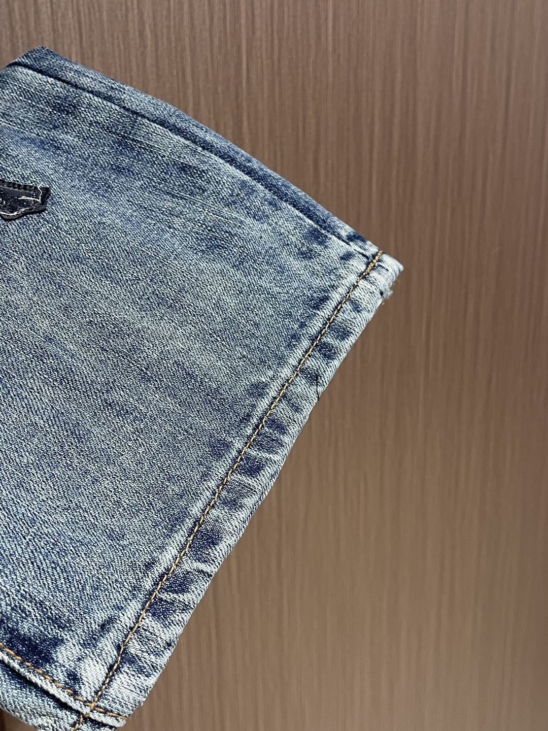 CH 克罗心 十字徽标做旧牛仔裤，定制十字纹原浆粗斜棉，用做旧海雾蓝诠释街头松弛感，以十字架为锚点，每一