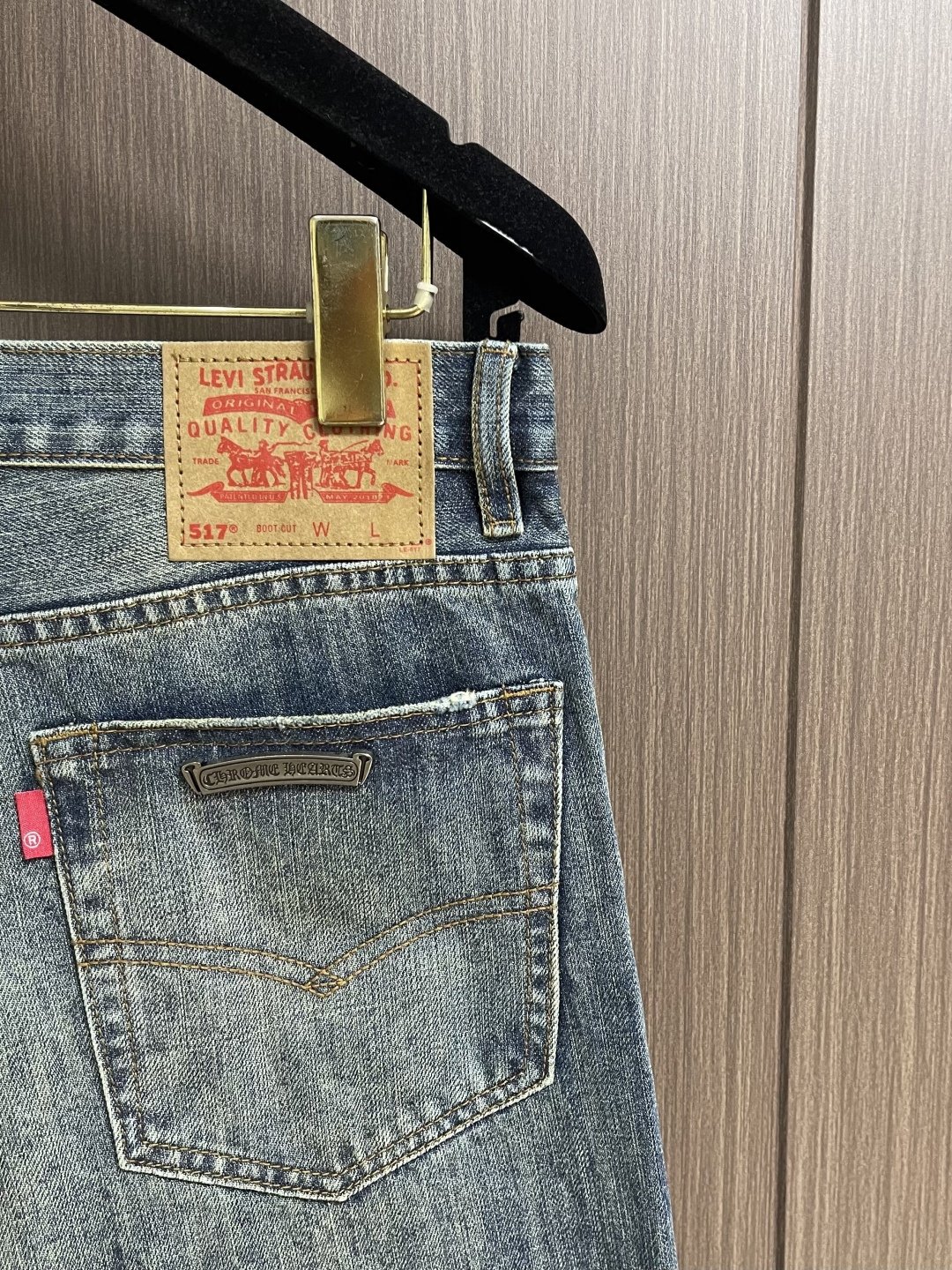 CH 克罗心 十字徽标做旧牛仔裤，定制十字纹原浆粗斜棉，用做旧海雾蓝诠释街头松弛感，以十字架为锚点，每一