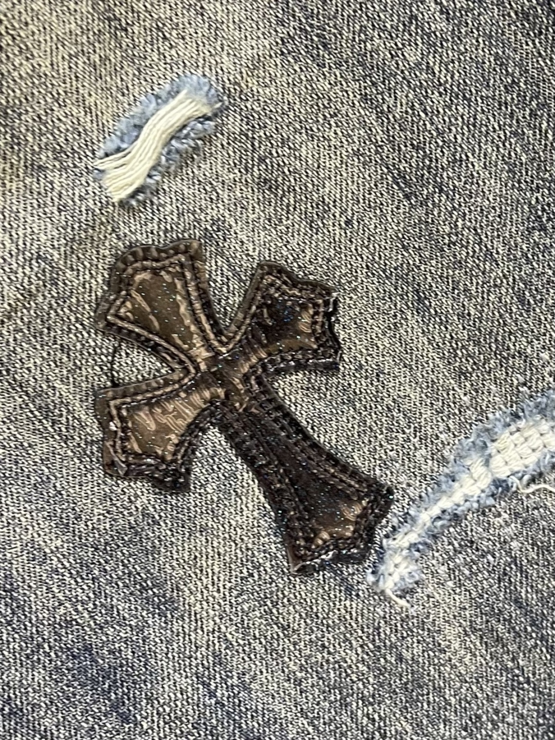 CH 克罗心 十字徽标做旧牛仔裤，定制十字纹原浆粗斜棉，用做旧海雾蓝诠释街头松弛感，以十字架为锚点，每一