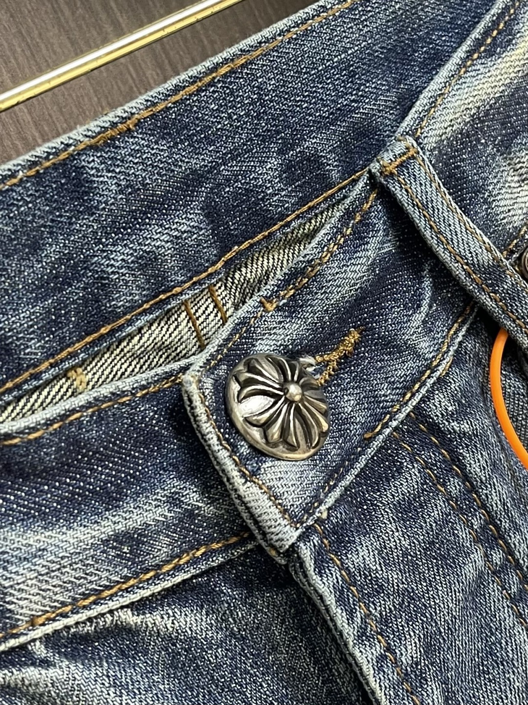 CH 克罗心 十字徽标做旧牛仔裤，定制十字纹原浆粗斜棉，用做旧海雾蓝诠释街头松弛感，以十字架为锚点，每一