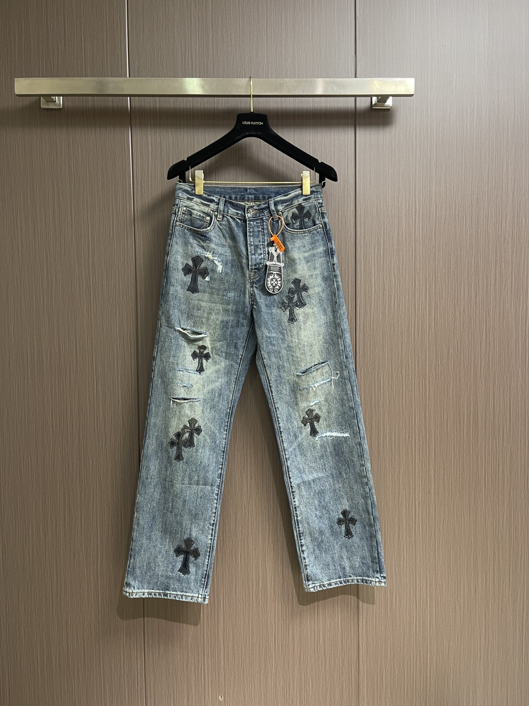 CH 克罗心 十字徽标做旧牛仔裤，定制十字纹原浆粗斜棉，用做旧海雾蓝诠释街头松弛感，以十字架为锚点，每一