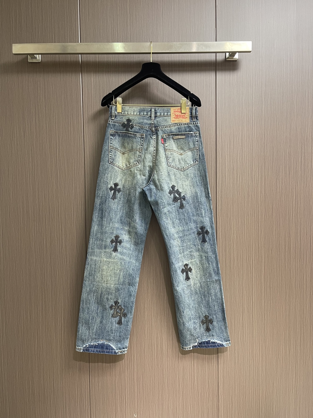 CH 克罗心 十字徽标做旧牛仔裤，定制十字纹原浆粗斜棉，用做旧海雾蓝诠释街头松弛感，以十字架为锚点，每一