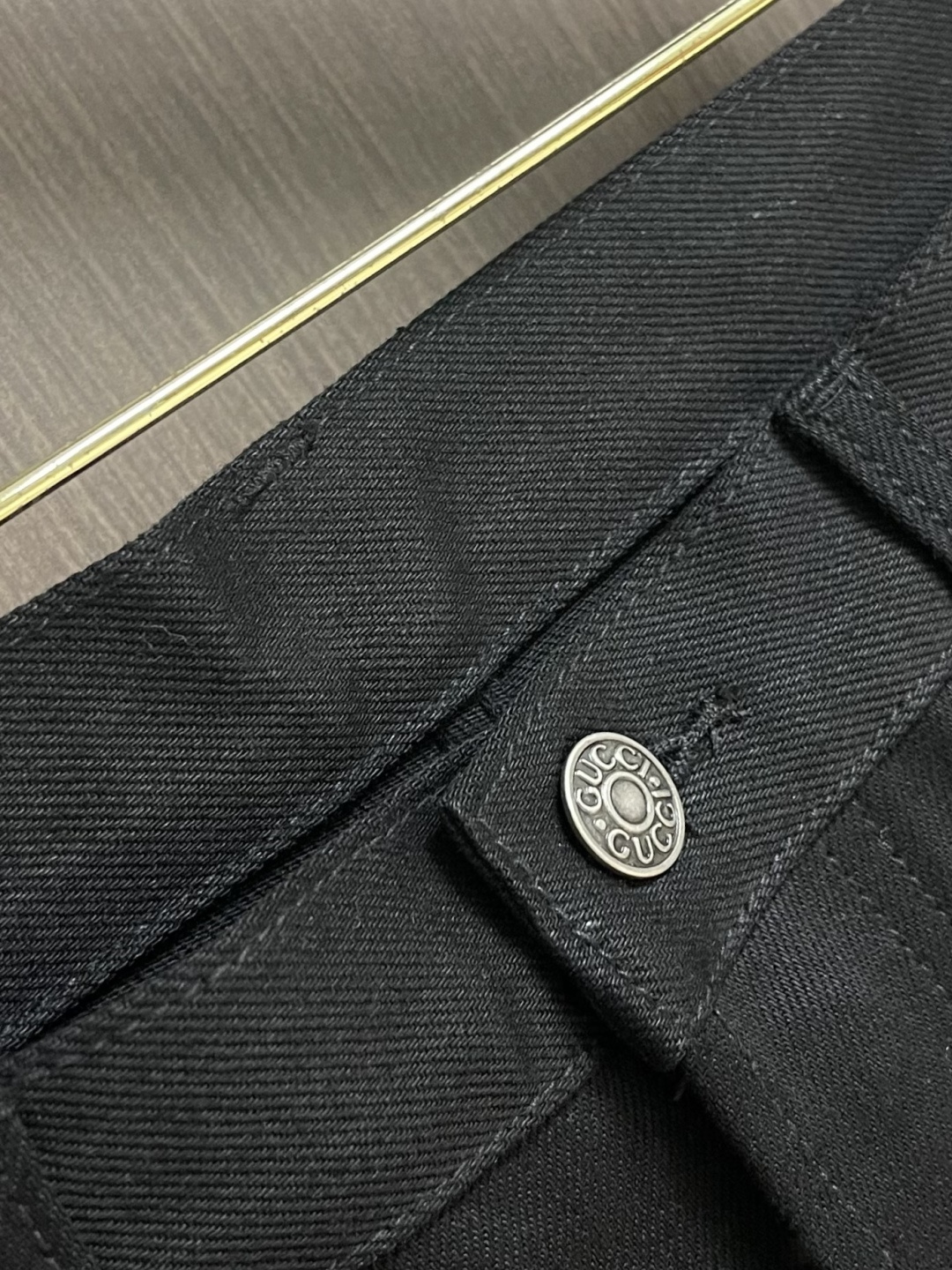 GUCCI 饰马衔扣棉质丹宁牛仔裤，甄选100％认证棉质丹宁，高支数重磅棉料，经过特殊水洗工艺处理，触感