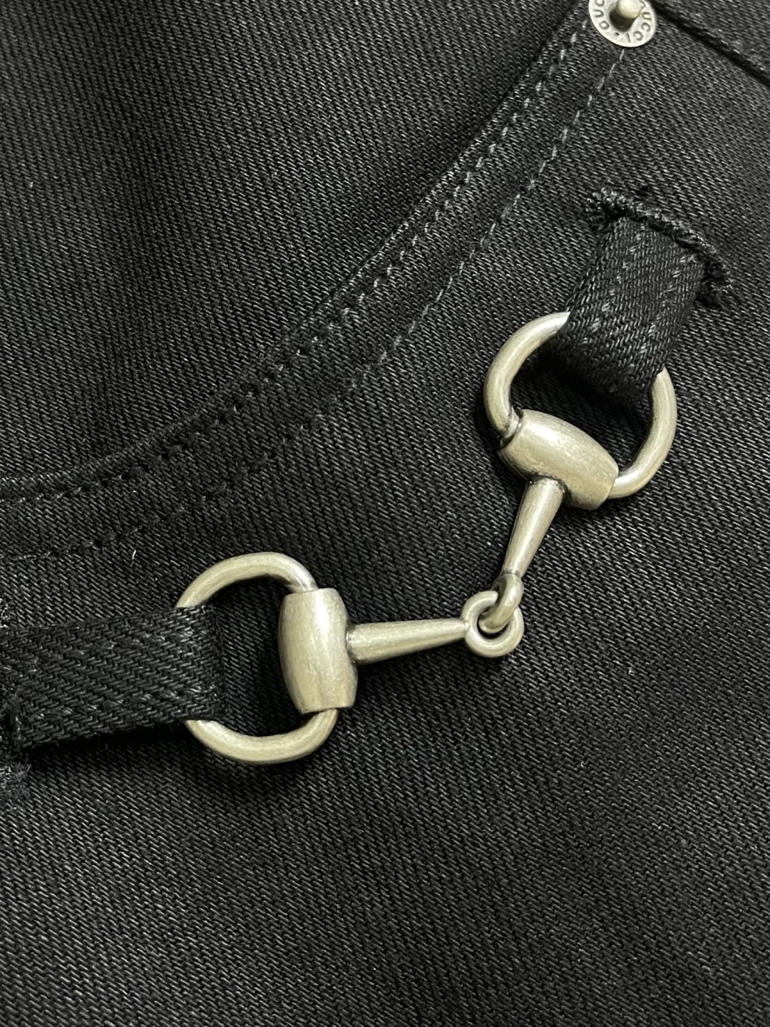 GUCCI 饰马衔扣棉质丹宁牛仔裤，甄选100％认证棉质丹宁，高支数重磅棉料，经过特殊水洗工艺处理，触感