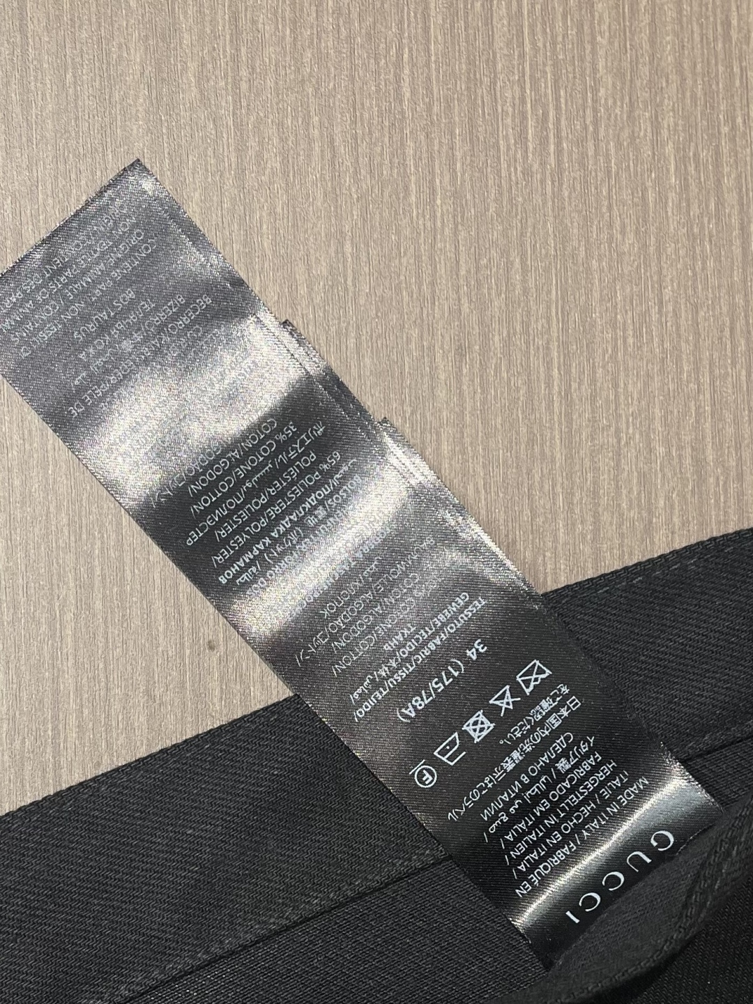 GUCCI 饰马衔扣棉质丹宁牛仔裤，甄选100％认证棉质丹宁，高支数重磅棉料，经过特殊水洗工艺处理，触感