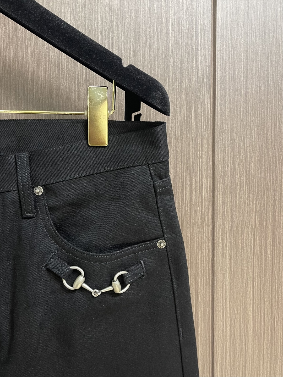 GUCCI 饰马衔扣棉质丹宁牛仔裤，甄选100％认证棉质丹宁，高支数重磅棉料，经过特殊水洗工艺处理，触感