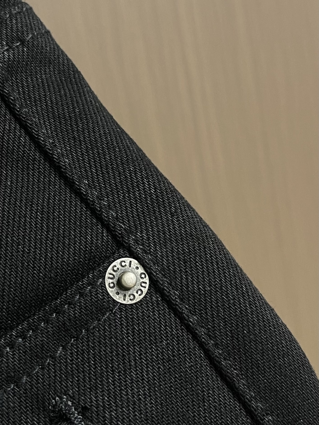 GUCCI 饰马衔扣棉质丹宁牛仔裤，甄选100％认证棉质丹宁，高支数重磅棉料，经过特殊水洗工艺处理，触感