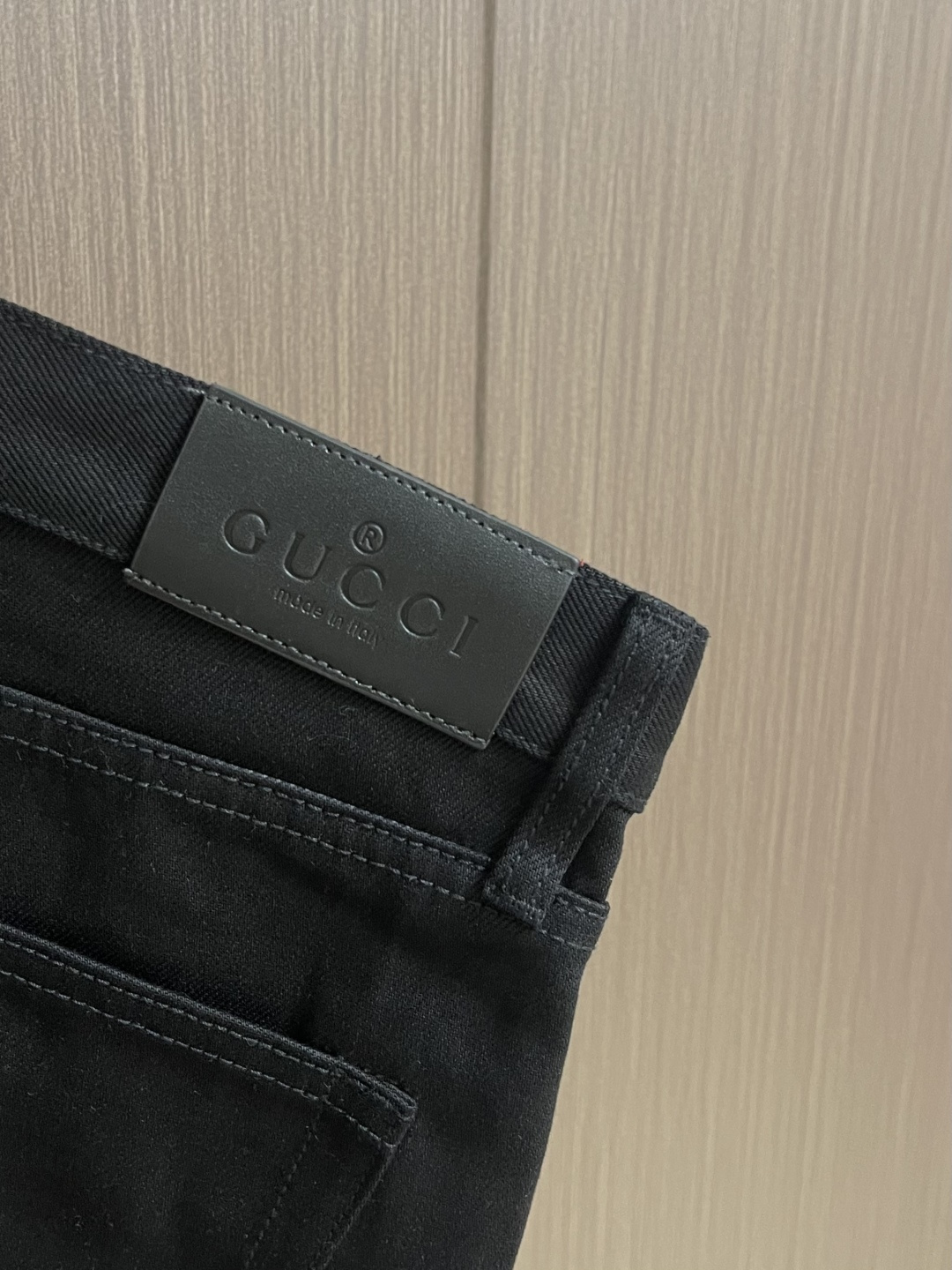 GUCCI 饰马衔扣棉质丹宁牛仔裤，甄选100％认证棉质丹宁，高支数重磅棉料，经过特殊水洗工艺处理，触感