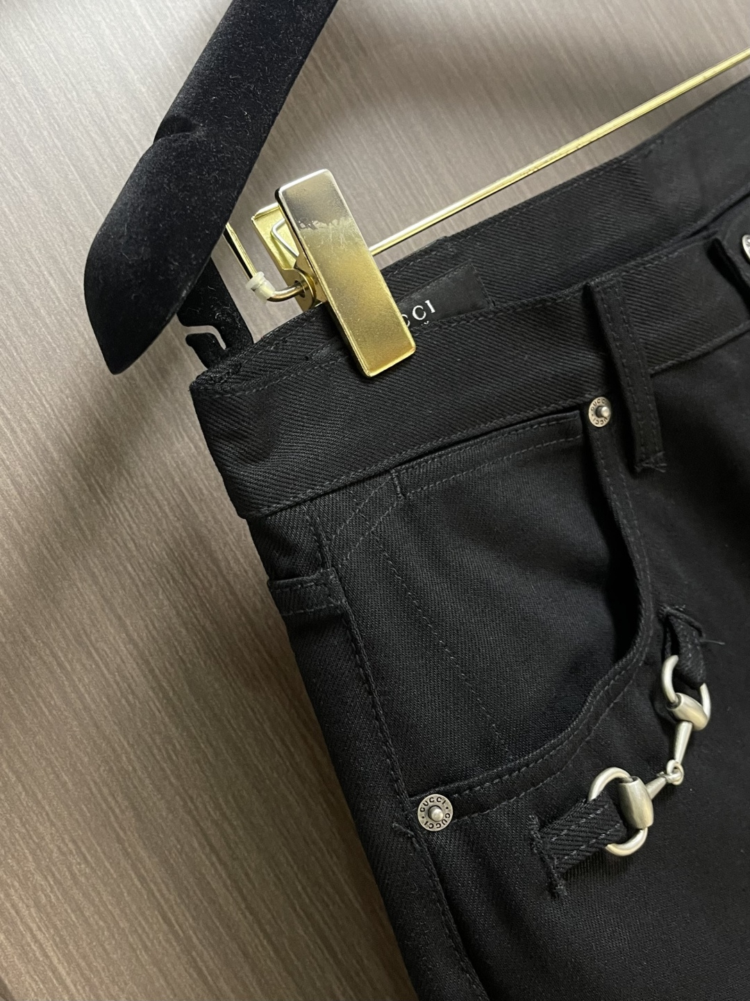 GUCCI 饰马衔扣棉质丹宁牛仔裤，甄选100％认证棉质丹宁，高支数重磅棉料，经过特殊水洗工艺处理，触感