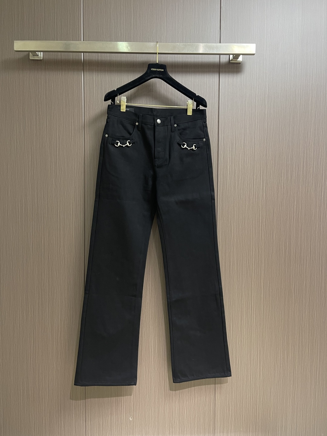 GUCCI 饰马衔扣棉质丹宁牛仔裤，甄选100％认证棉质丹宁，高支数重磅棉料，经过特殊水洗工艺处理，触感