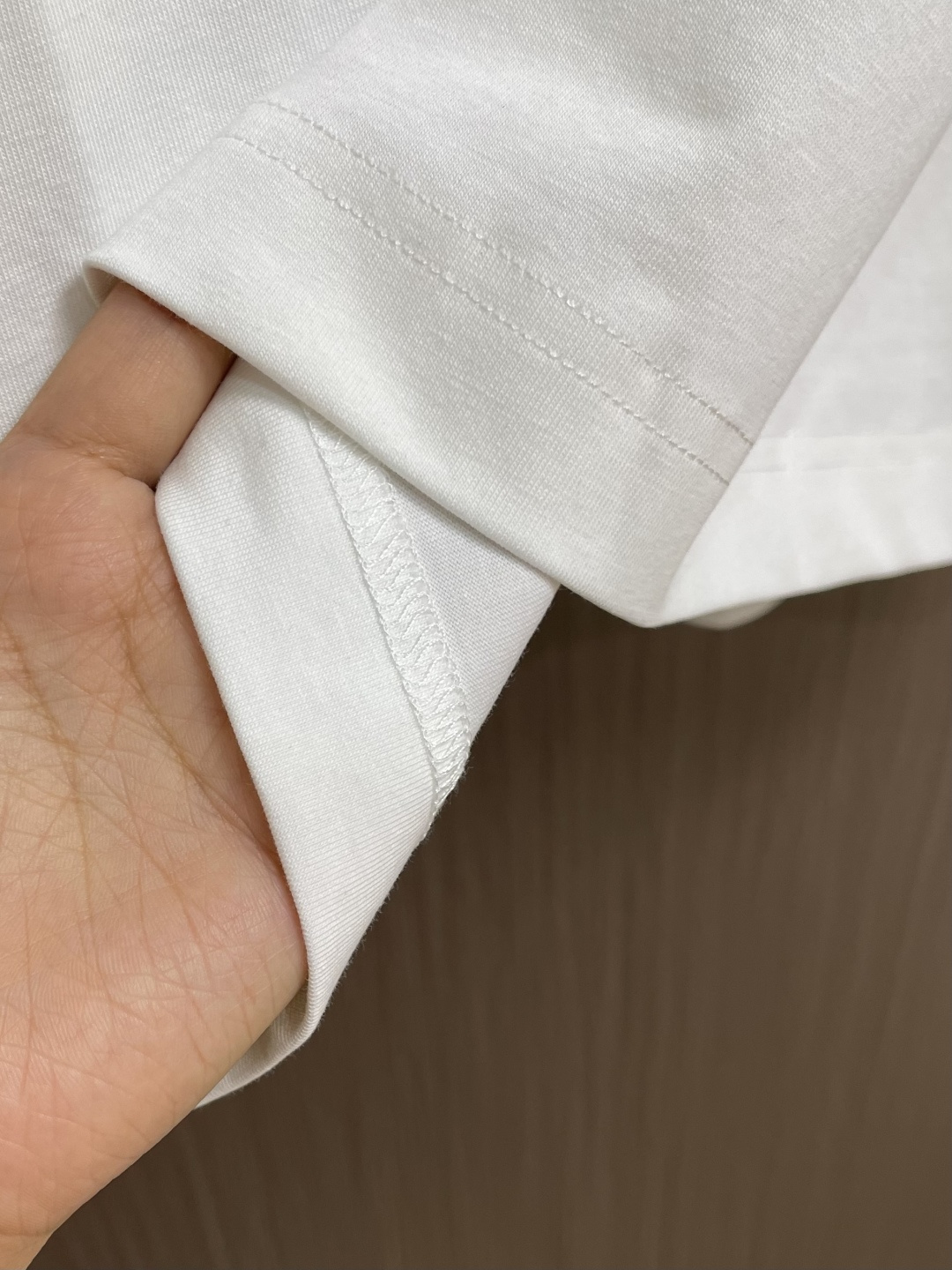 MONCLER 2026SS春夏短袖T恤，这款短袖面料采用32支双股新疆长绒棉紧密圆领短袖，领口用耐洗防