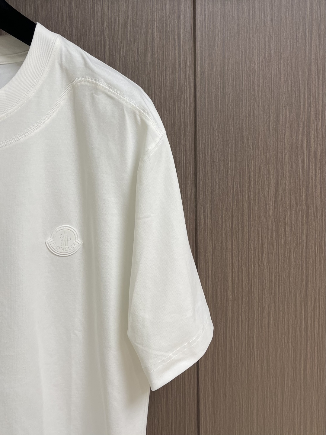 MONCLER 2026SS春夏短袖T恤，这款短袖面料采用32支双股新疆长绒棉紧密圆领短袖，领口用耐洗防