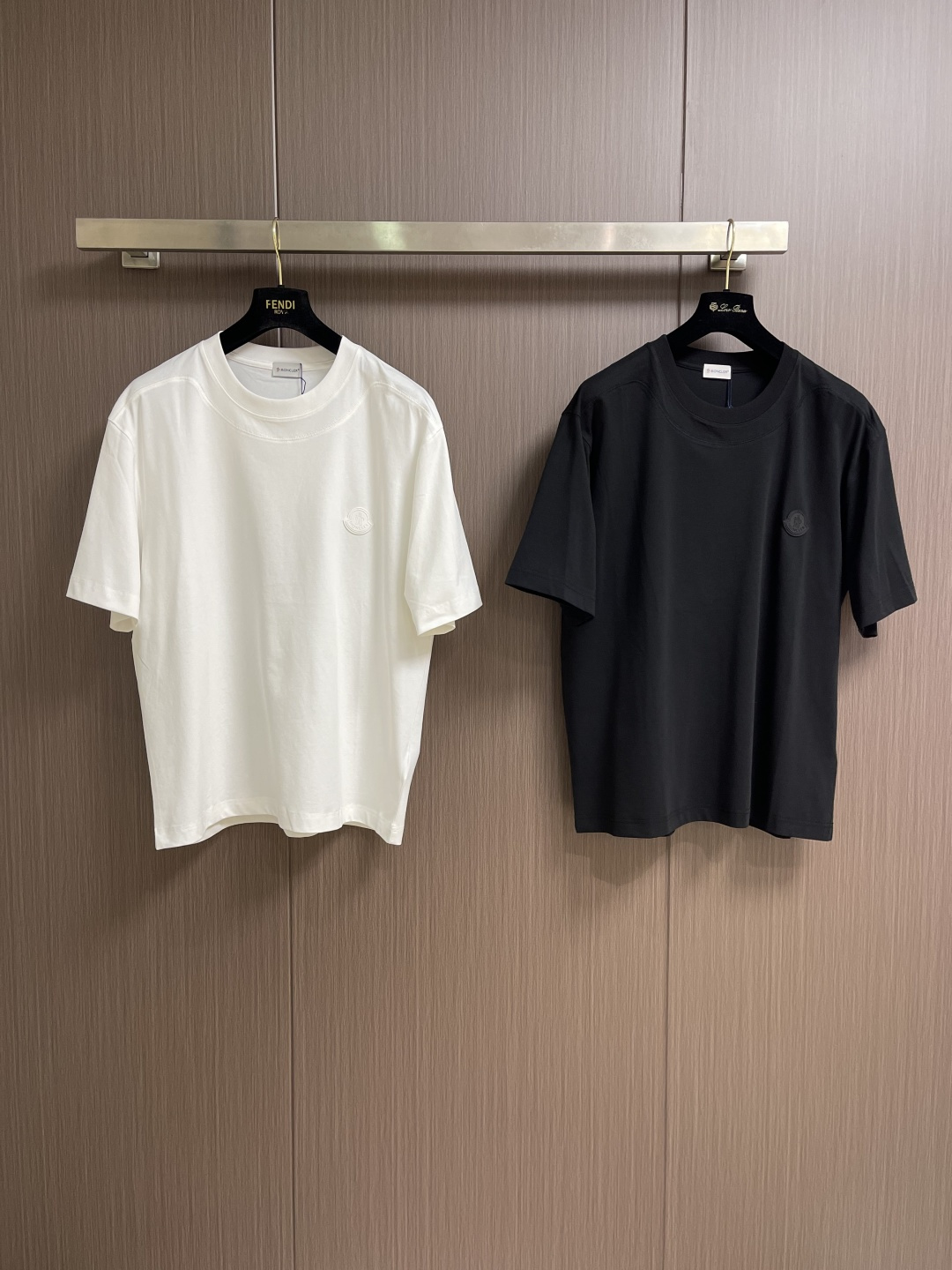 MONCLER 2026SS春夏短袖T恤，这款短袖面料采用32支双股新疆长绒棉紧密圆领短袖，领口用耐洗防