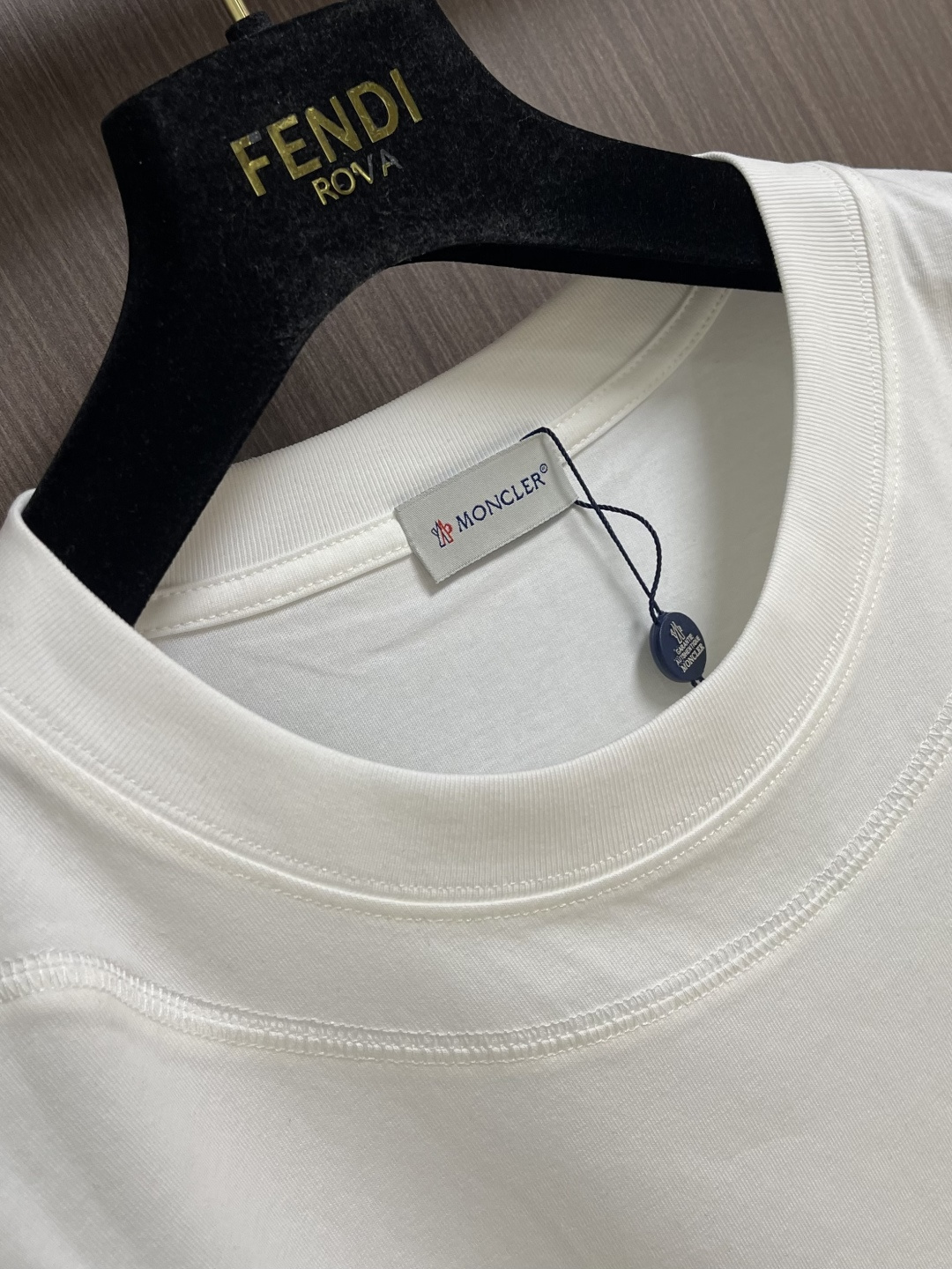 MONCLER 2026SS春夏短袖T恤，这款短袖面料采用32支双股新疆长绒棉紧密圆领短袖，领口用耐洗防