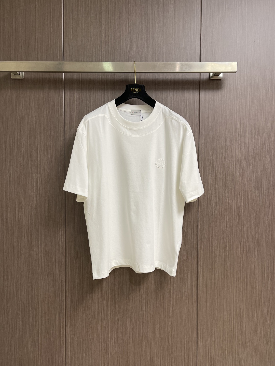 MONCLER 2026SS春夏短袖T恤，这款短袖面料采用32支双股新疆长绒棉紧密圆领短袖，领口用耐洗防
