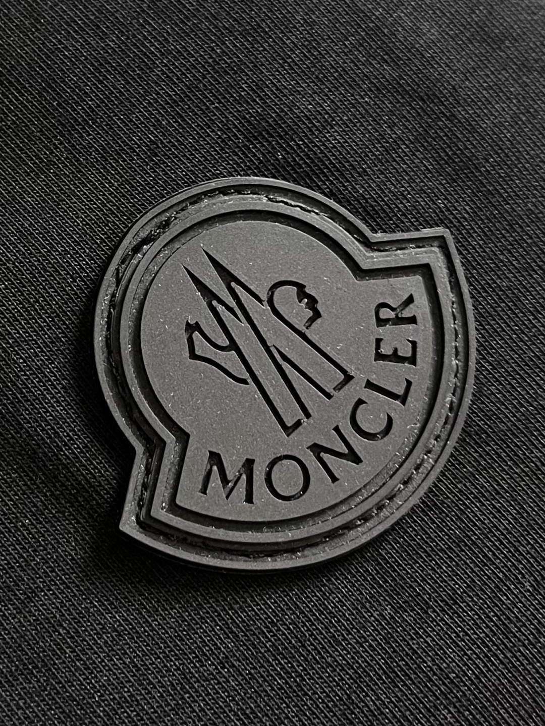 MONCLER 2026SS春夏短袖T恤，这款短袖面料采用32支双股新疆长绒棉紧密圆领短袖，领口用耐洗防