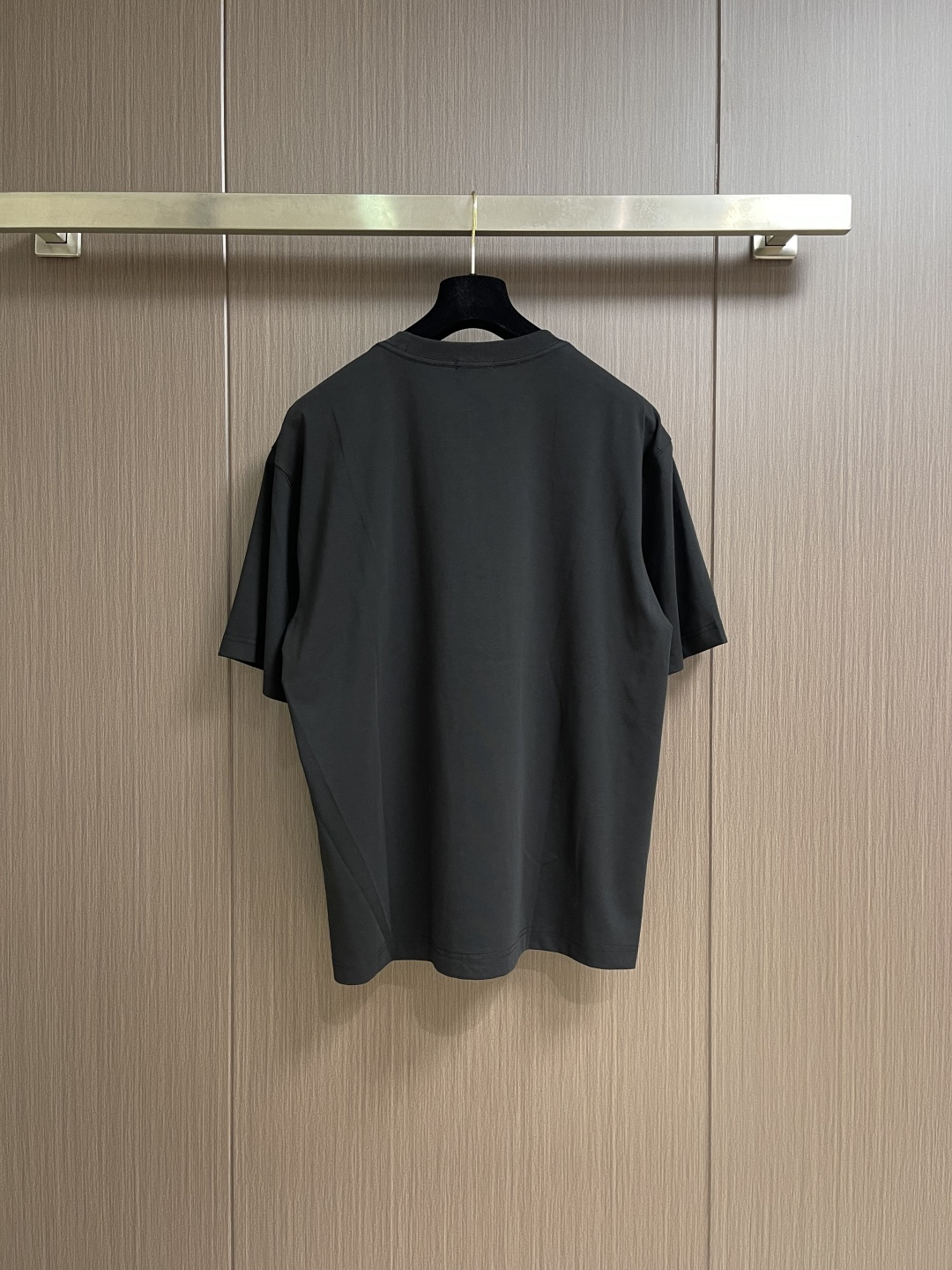 MONCLER 2026SS春夏短袖T恤，这款短袖面料采用32支双股新疆长绒棉紧密圆领短袖，领口用耐洗防