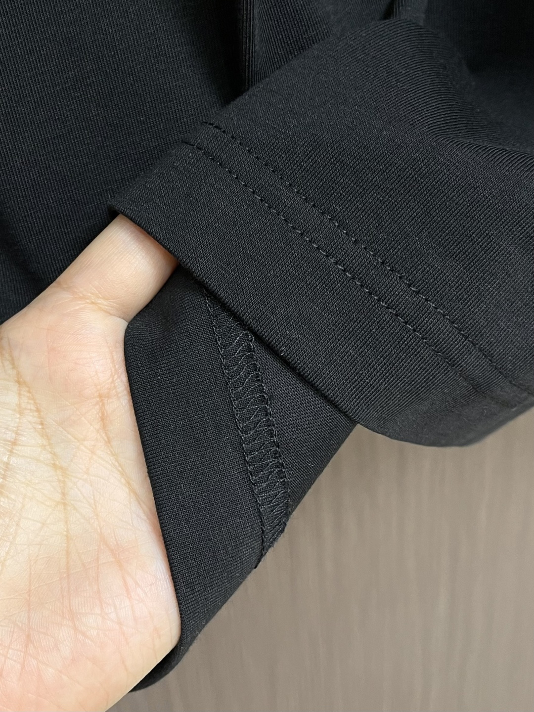 MONCLER 2026SS春夏短袖T恤，这款短袖面料采用32支双股新疆长绒棉紧密圆领短袖，领口用耐洗防