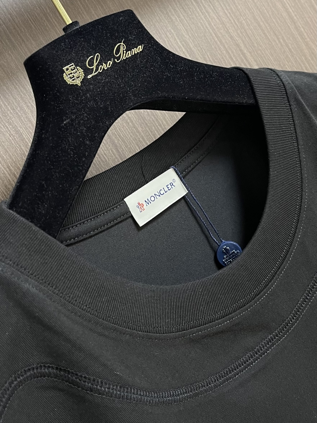 MONCLER 2026SS春夏短袖T恤，这款短袖面料采用32支双股新疆长绒棉紧密圆领短袖，领口用耐洗防