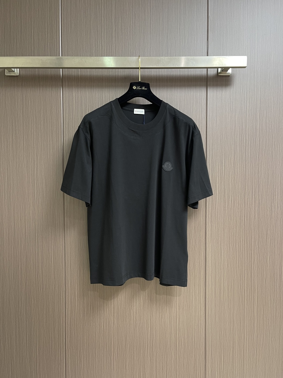 MONCLER 2026SS春夏短袖T恤，这款短袖面料采用32支双股新疆长绒棉紧密圆领短袖，领口用耐洗防