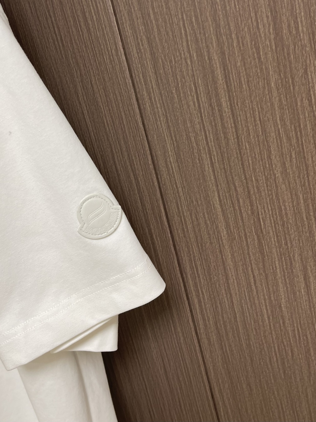 Moncler logo标识印花短袖T恤，纯棉双纱面料，对色定染面料，超精细平网印花工艺，潮流感十足，采