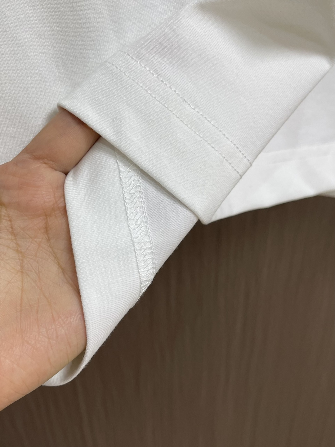 Moncler logo标识印花短袖T恤，纯棉双纱面料，对色定染面料，超精细平网印花工艺，潮流感十足，采