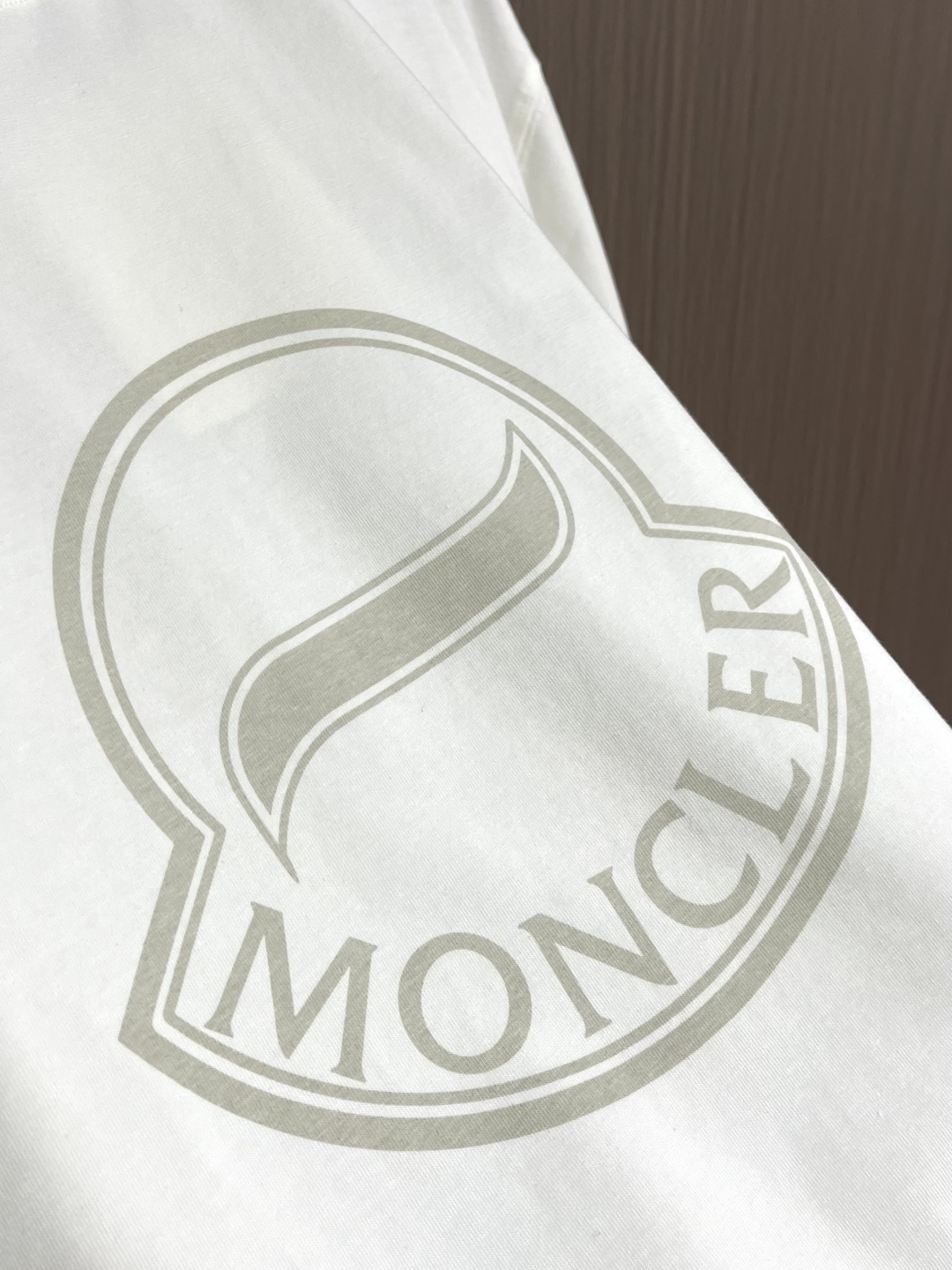 Moncler logo标识印花短袖T恤，纯棉双纱面料，对色定染面料，超精细平网印花工艺，潮流感十足，采