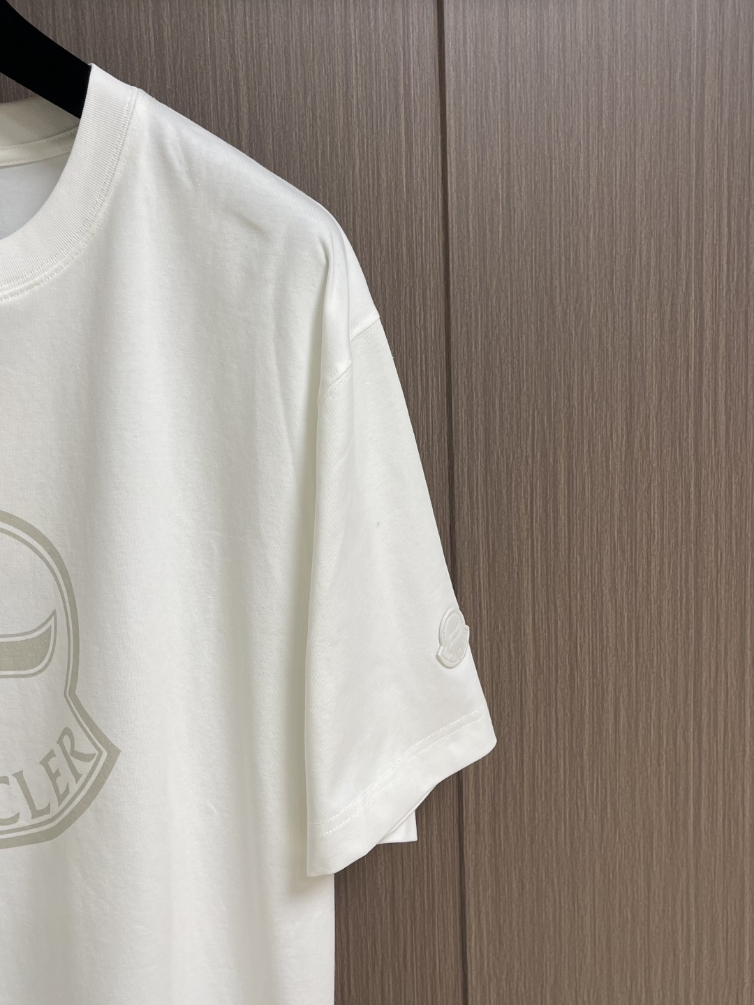 Moncler logo标识印花短袖T恤，纯棉双纱面料，对色定染面料，超精细平网印花工艺，潮流感十足，采