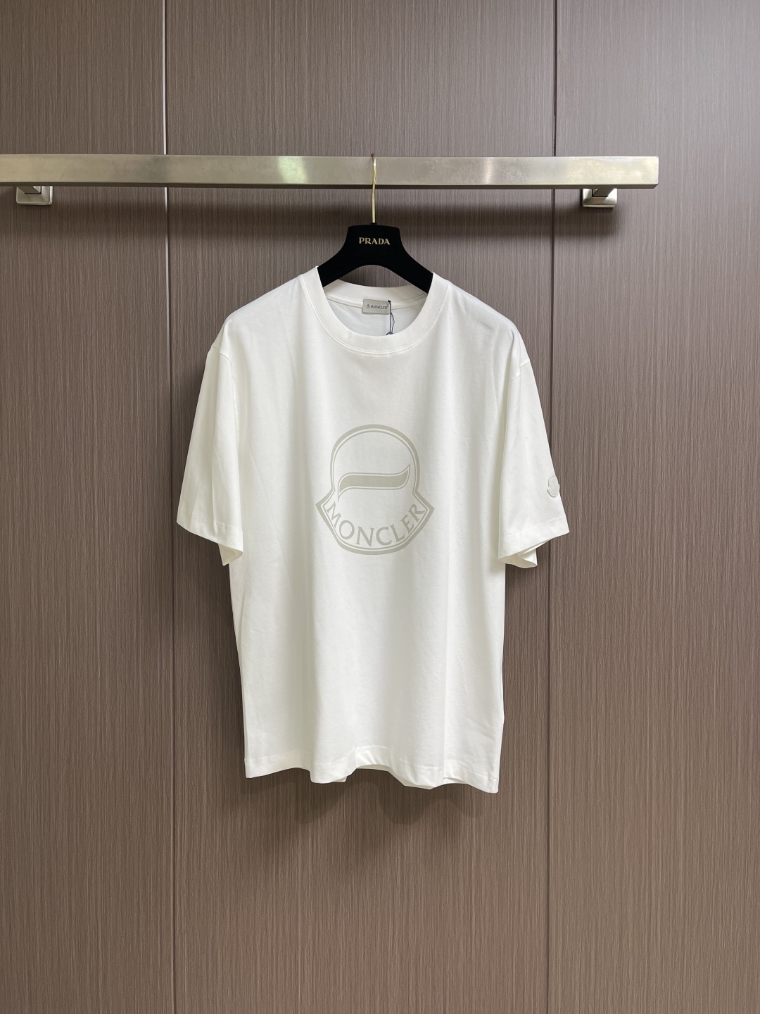 Moncler logo标识印花短袖T恤，纯棉双纱面料，对色定染面料，超精细平网印花工艺，潮流感十足，采