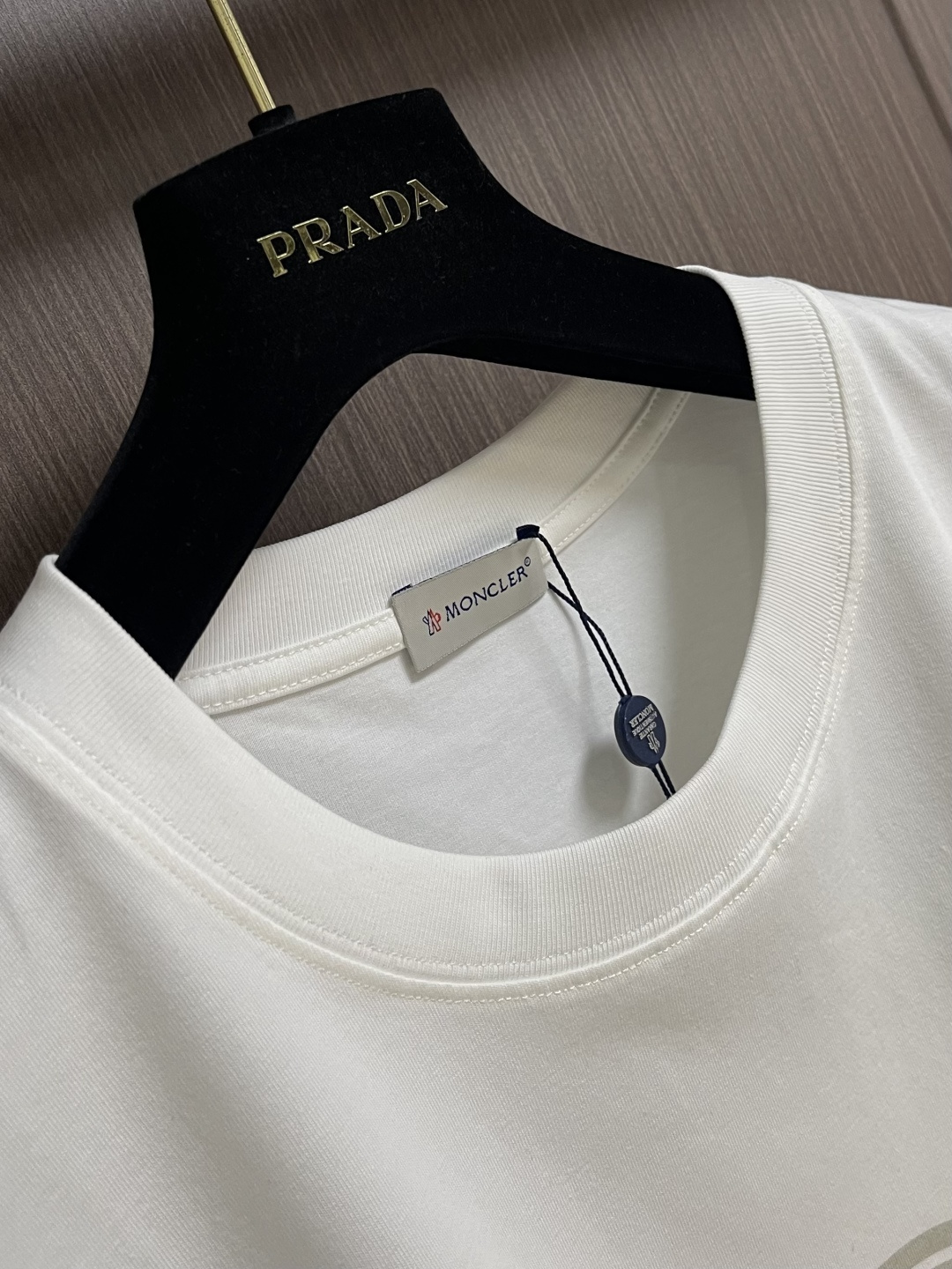 Moncler logo标识印花短袖T恤，纯棉双纱面料，对色定染面料，超精细平网印花工艺，潮流感十足，采