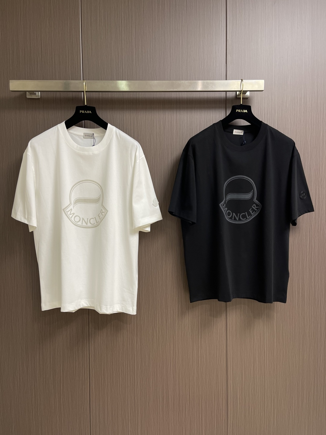 Moncler logo标识印花短袖T恤，纯棉双纱面料，对色定染面料，超精细平网印花工艺，潮流感十足，采