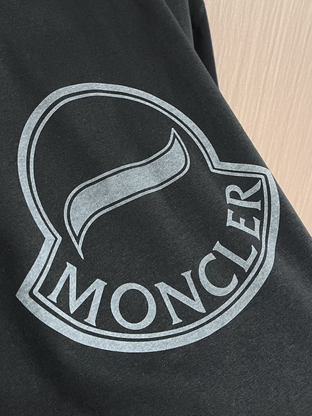 Moncler logo标识印花短袖T恤，纯棉双纱面料，对色定染面料，超精细平网印花工艺，潮流感十足，采