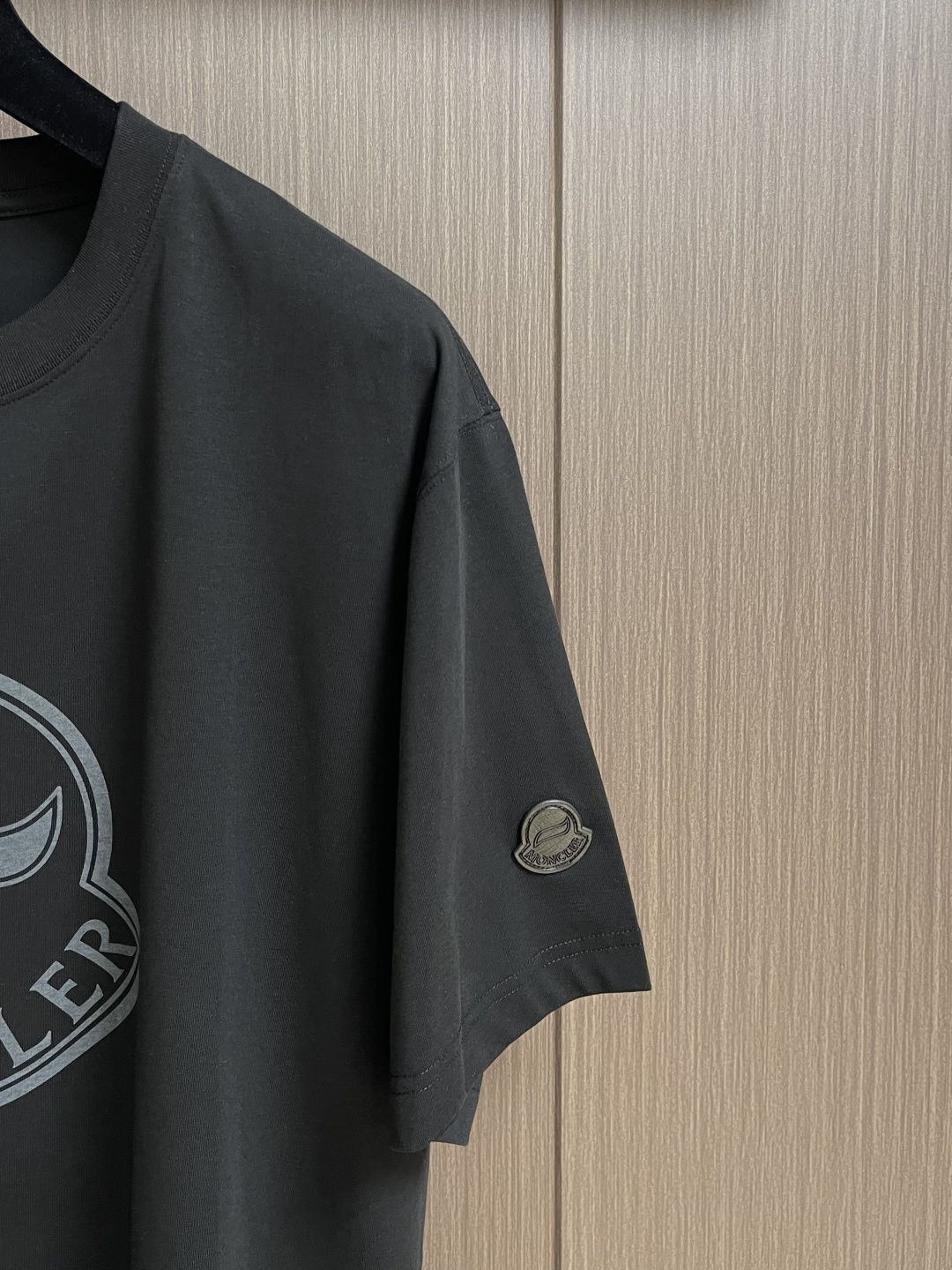 Moncler logo标识印花短袖T恤，纯棉双纱面料，对色定染面料，超精细平网印花工艺，潮流感十足，采