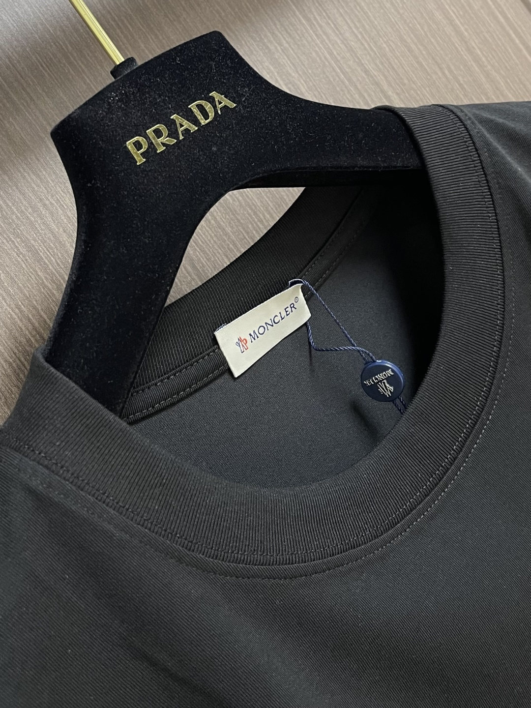 Moncler logo标识印花短袖T恤，纯棉双纱面料，对色定染面料，超精细平网印花工艺，潮流感十足，采