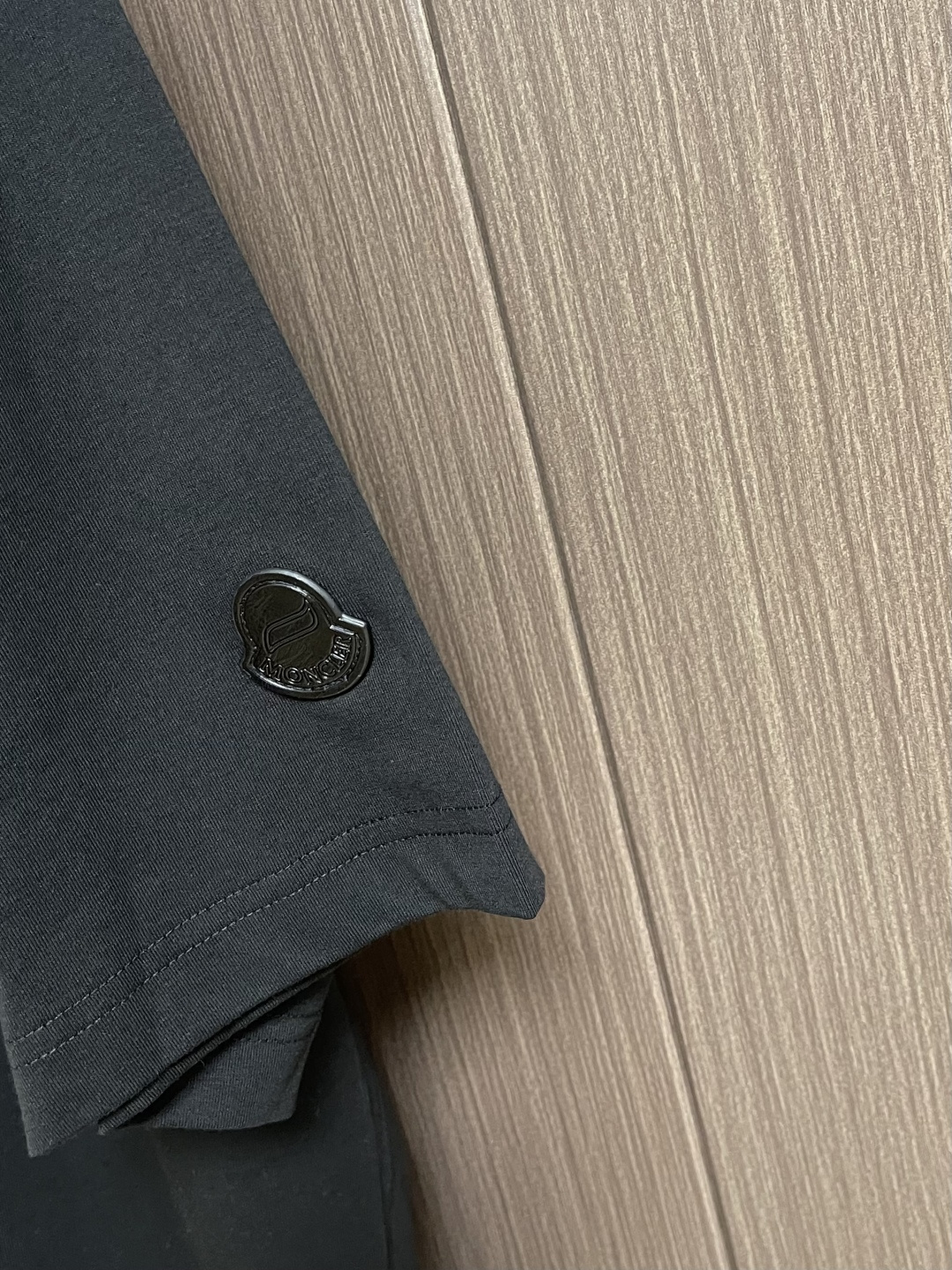 Moncler logo标识印花短袖T恤，纯棉双纱面料，对色定染面料，超精细平网印花工艺，潮流感十足，采