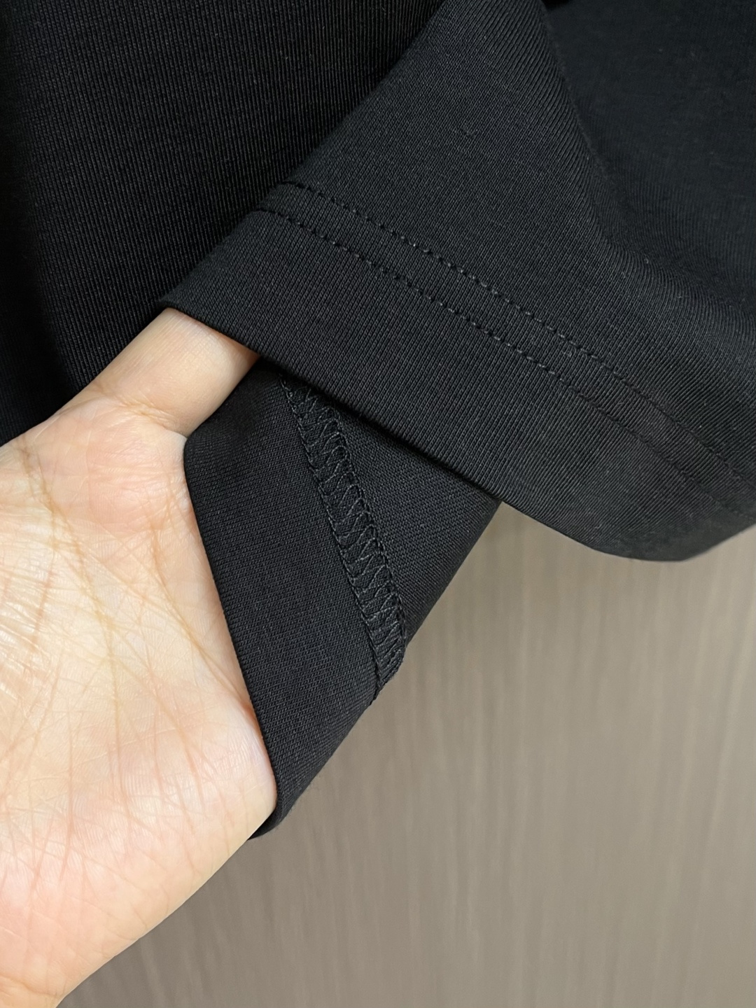 Moncler logo标识印花短袖T恤，纯棉双纱面料，对色定染面料，超精细平网印花工艺，潮流感十足，采