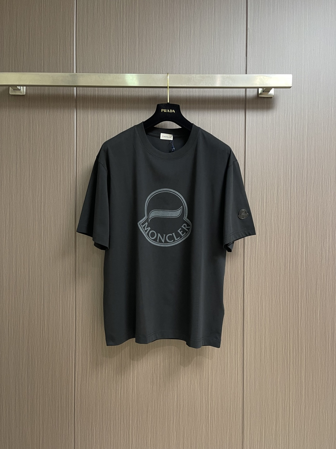 Moncler logo标识印花短袖T恤，纯棉双纱面料，对色定染面料，超精细平网印花工艺，潮流感十足，采