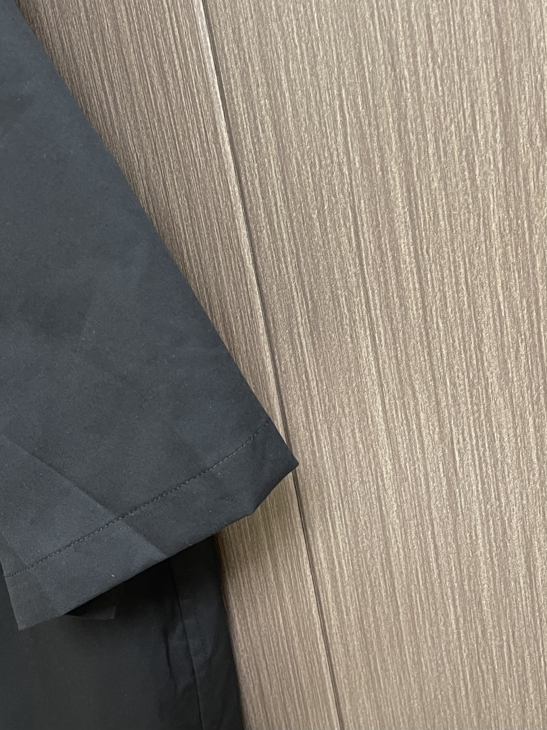 LV 压花口袋翻领短袖衬衫，织物正面斜纹纹路明显，反面比较模糊。经纬向均用单纱，线密度接近，织物经密略高