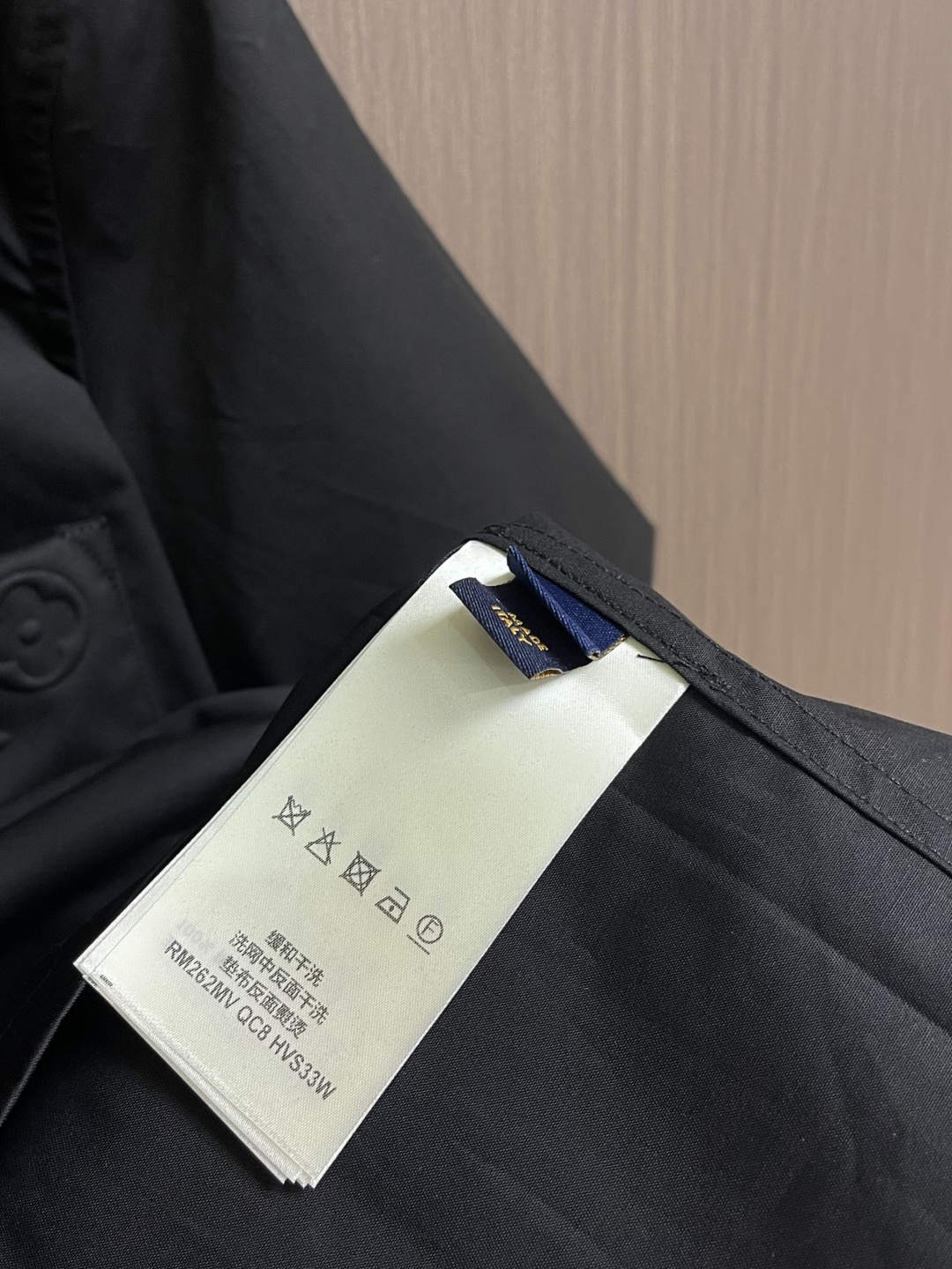 LV 压花口袋翻领短袖衬衫，织物正面斜纹纹路明显，反面比较模糊。经纬向均用单纱，线密度接近，织物经密略高