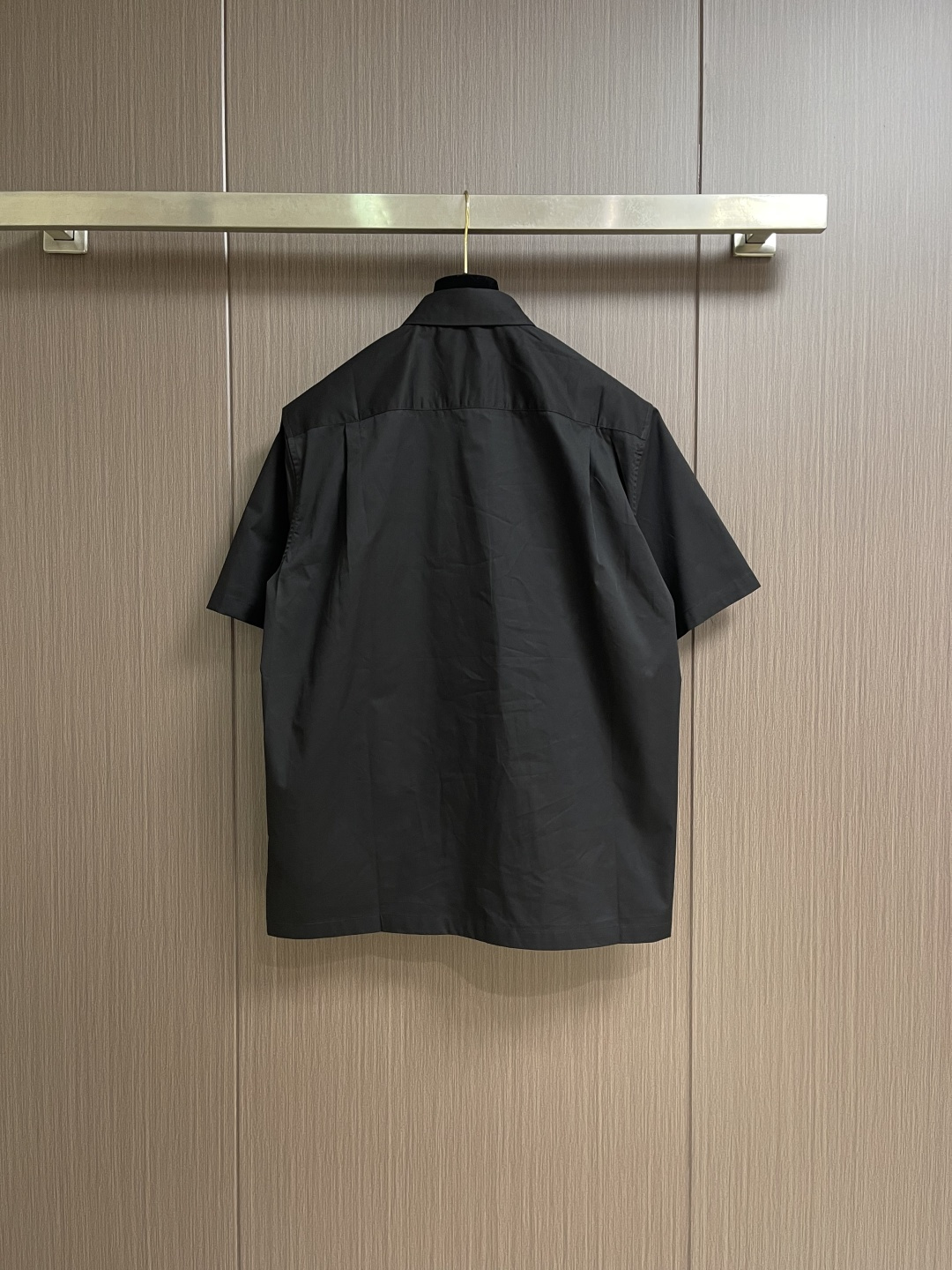 LV 压花口袋翻领短袖衬衫，织物正面斜纹纹路明显，反面比较模糊。经纬向均用单纱，线密度接近，织物经密略高