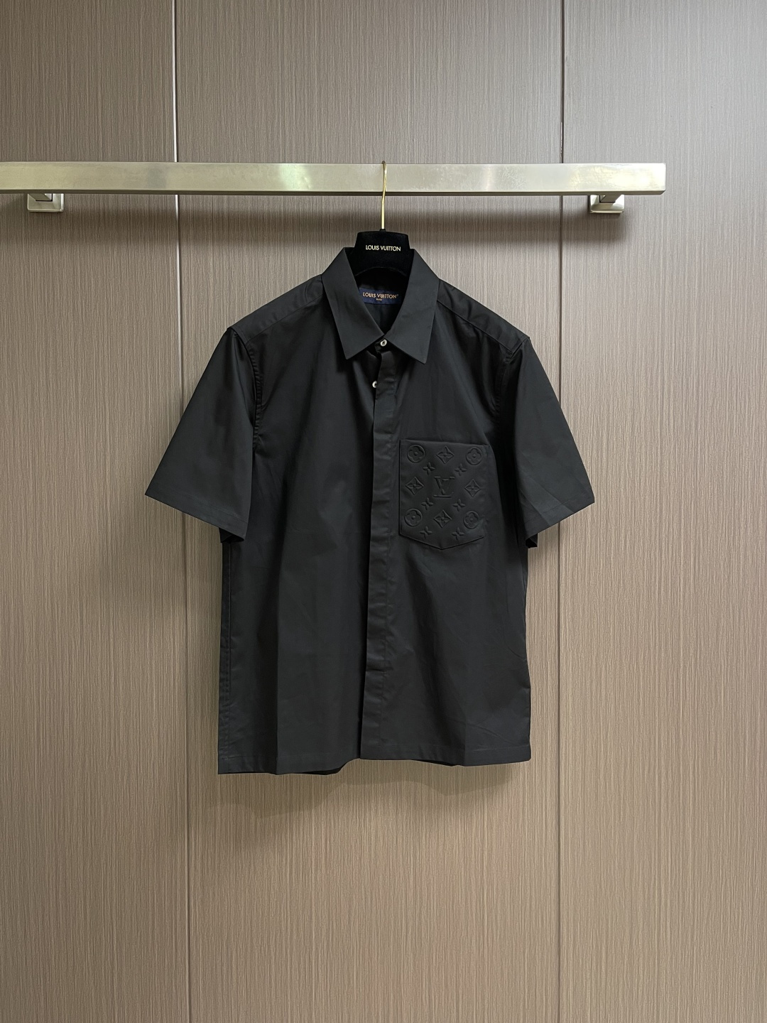 LV 压花口袋翻领短袖衬衫，织物正面斜纹纹路明显，反面比较模糊。经纬向均用单纱，线密度接近，织物经密略高