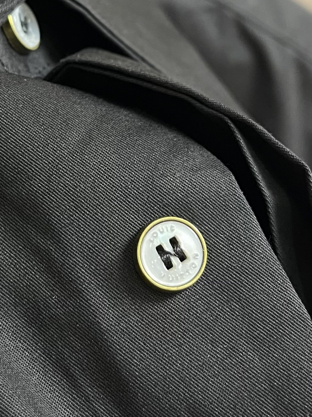 LV 压花口袋翻领短袖衬衫，织物正面斜纹纹路明显，反面比较模糊。经纬向均用单纱，线密度接近，织物经密略高