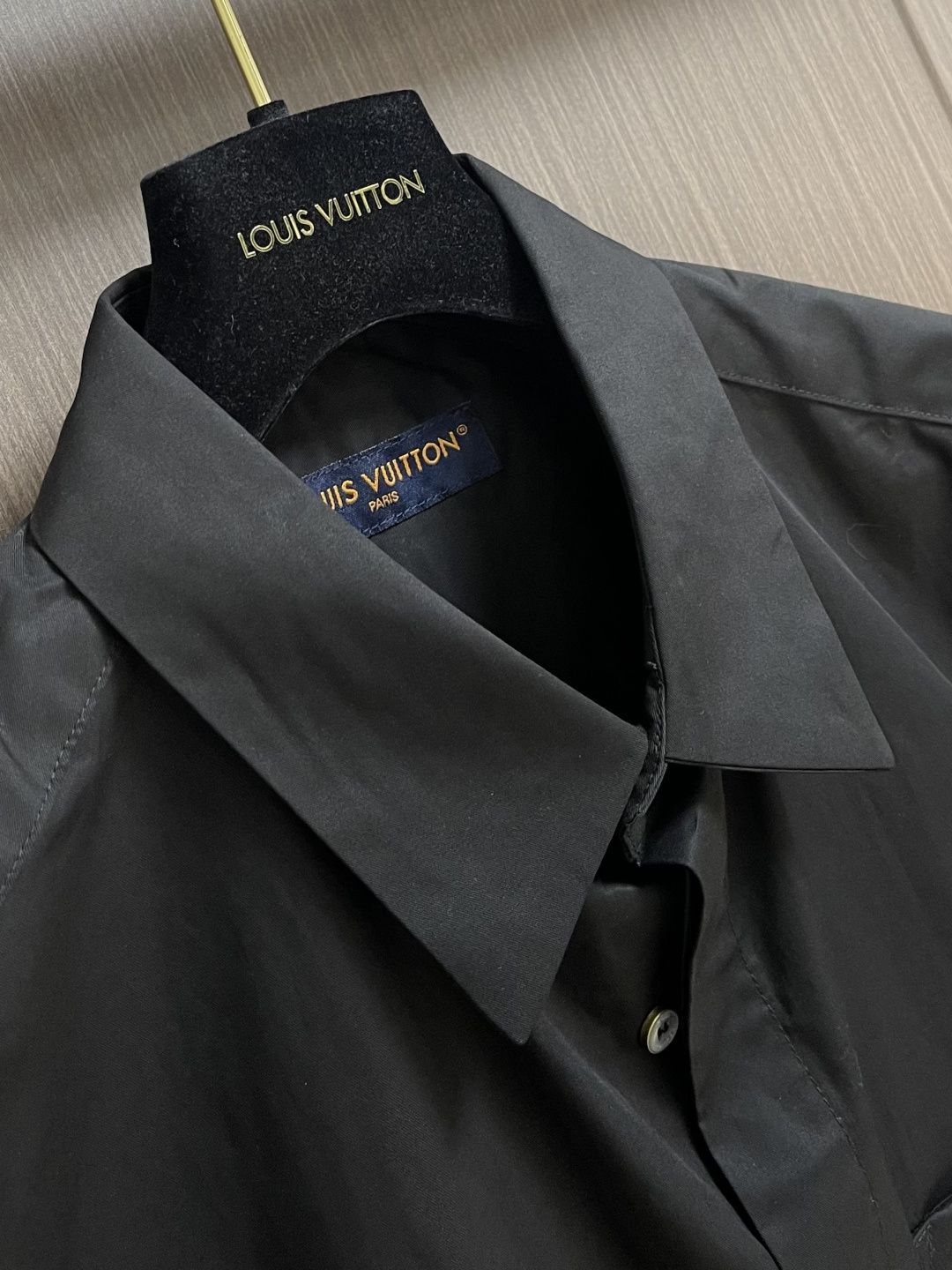 LV 压花口袋翻领短袖衬衫，织物正面斜纹纹路明显，反面比较模糊。经纬向均用单纱，线密度接近，织物经密略高