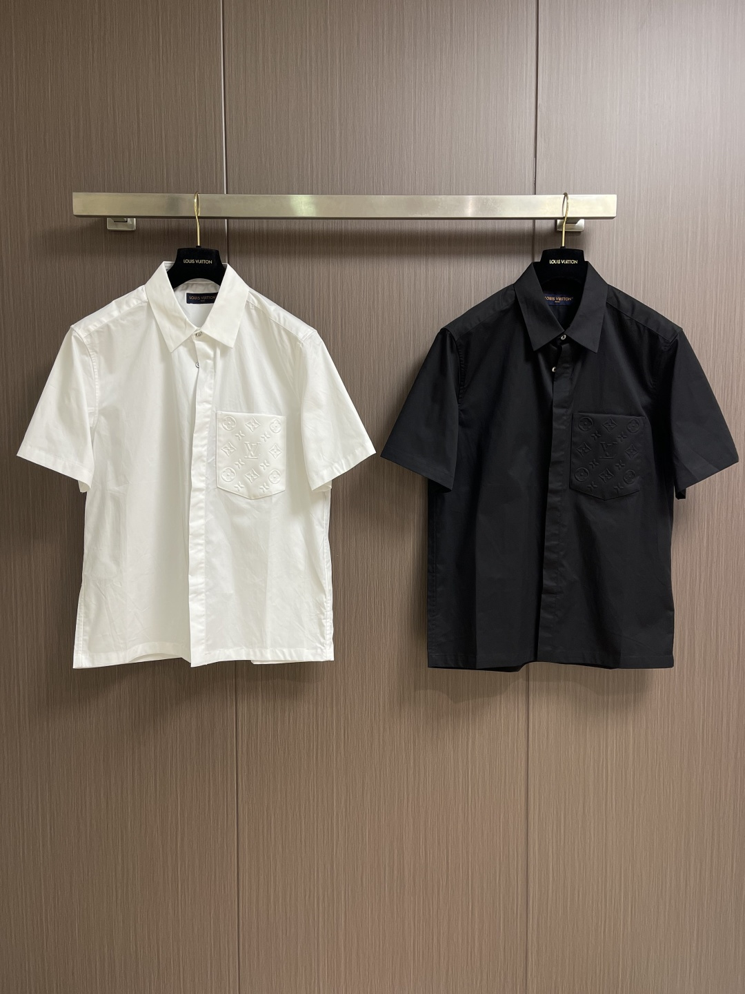 LV 压花口袋翻领短袖衬衫，织物正面斜纹纹路明显，反面比较模糊。经纬向均用单纱，线密度接近，织物经密略高