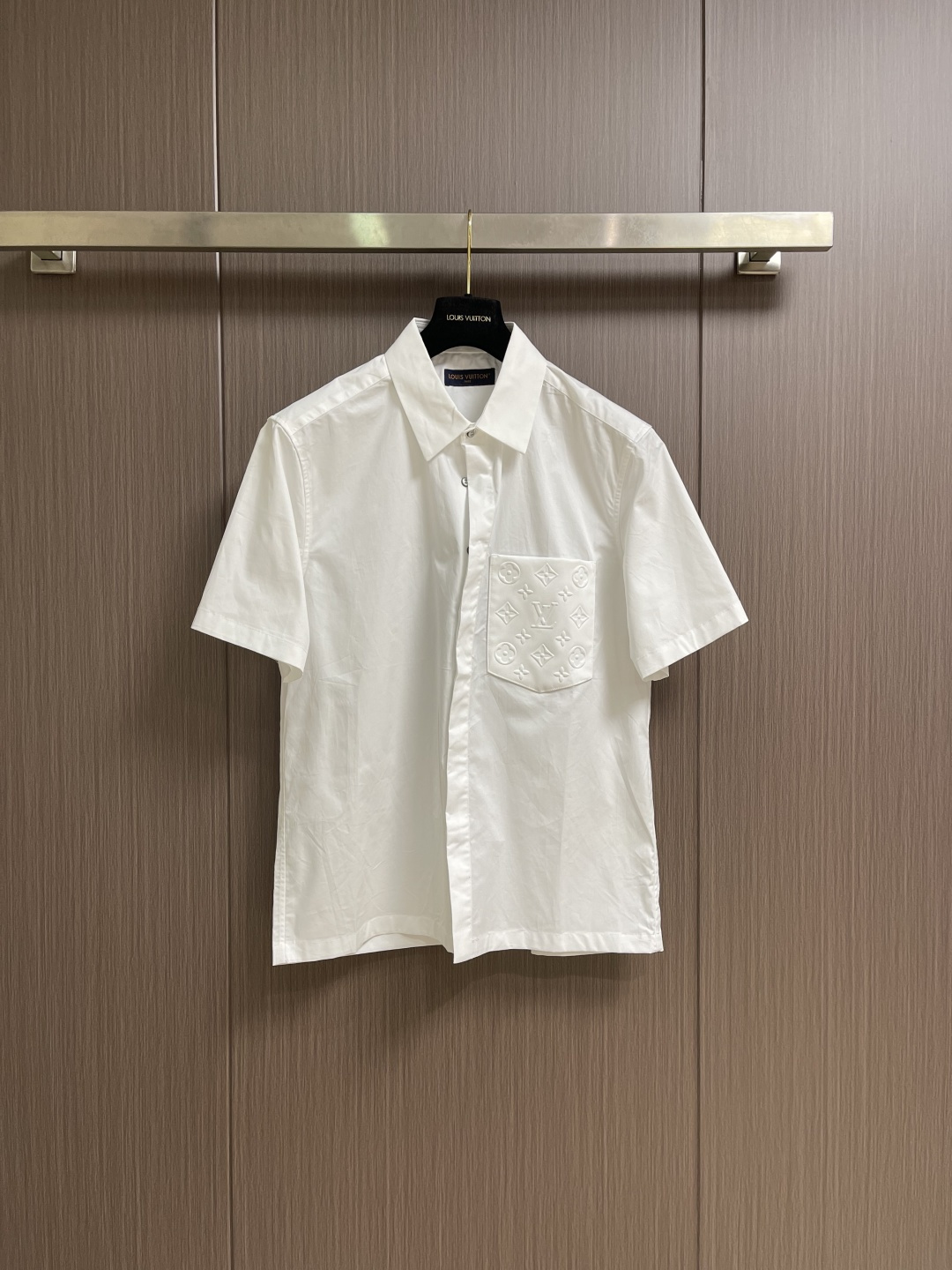 LV 压花口袋翻领短袖衬衫，织物正面斜纹纹路明显，反面比较模糊。经纬向均用单纱，线密度接近，织物经密略高