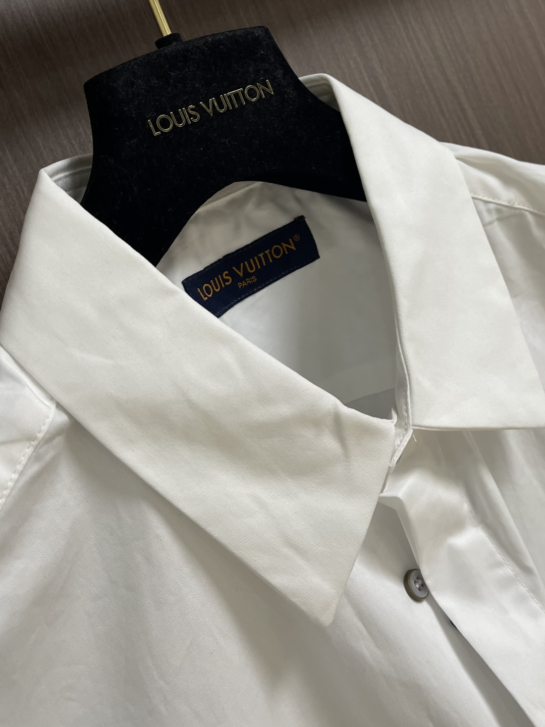 LV 压花口袋翻领短袖衬衫，织物正面斜纹纹路明显，反面比较模糊。经纬向均用单纱，线密度接近，织物经密略高